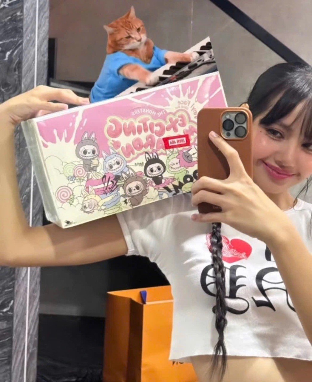 labubu-5_1725424026 Lisa (BlackPink) chia sẻ ảnh chụp cùng bộ sản phẩm Labubu, tạo nên cơn sốt trong giới trẻ.