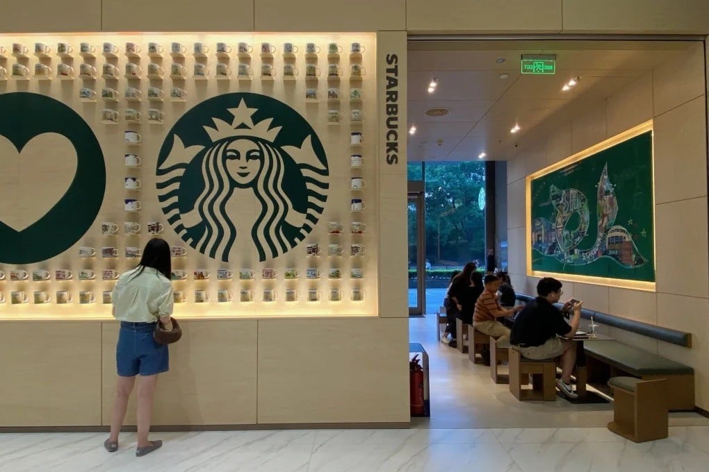 Những tháng gần đây, Starbucks đã học theo một s?thương hiệu toàn cầu khác bằng cách thâm nhập các thành ph?nh? nơi cạnh tranh thấp hơn.